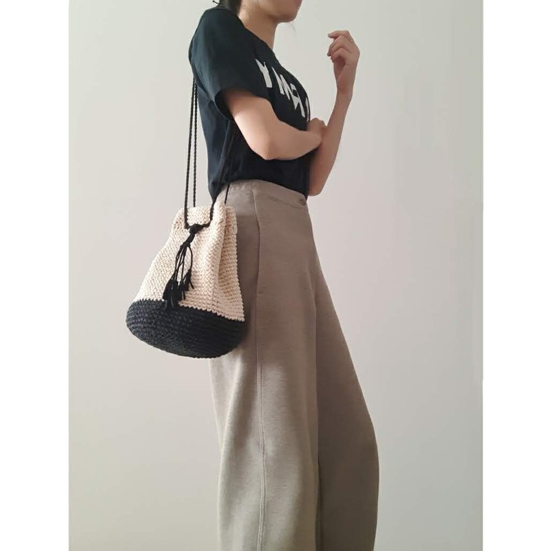 Two toned crochet bucket bag - black / ivory - กระเป๋าแมสเซนเจอร์ - ผ้าฝ้าย/ผ้าลินิน ขาว