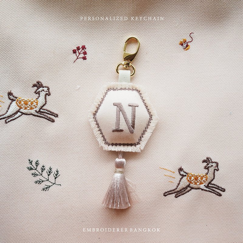 【客製化禮物】Embroiderer personalized keyring CREAM-BEIGE - พวงกุญแจ - งานปัก ขาว