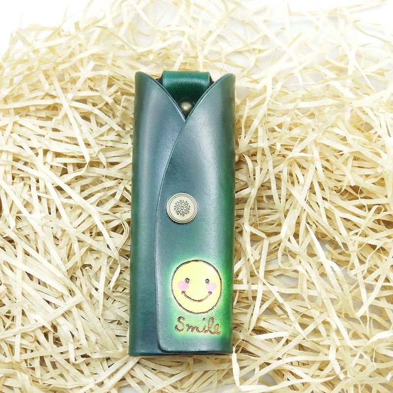 Smiling hand-dyed minimalist leather key case - ที่ห้อยกุญแจ - หนังแท้ สีนำ้ตาล