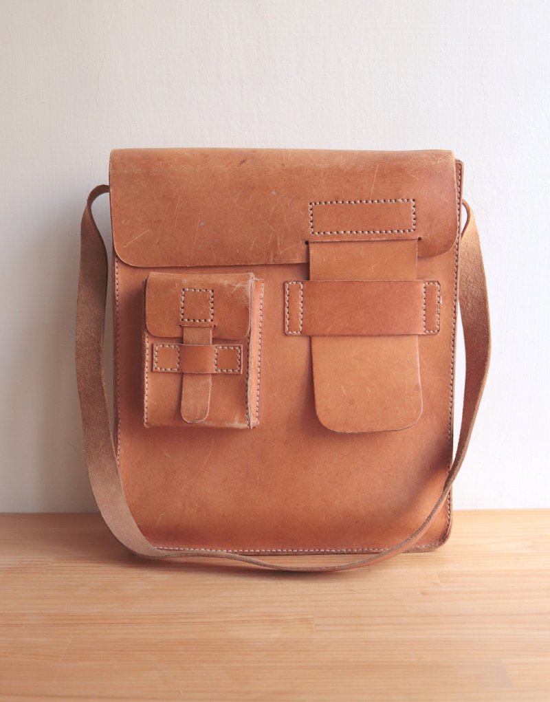 Second-hand old Danish honey color multi-pocket square side backpack - กระเป๋าแมสเซนเจอร์ - หนังแท้ สีนำ้ตาล