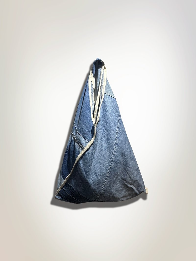 Triangle denim patchwork tote denim patchwork triangle bag - กระเป๋าแมสเซนเจอร์ - ผ้าฝ้าย/ผ้าลินิน สีน้ำเงิน