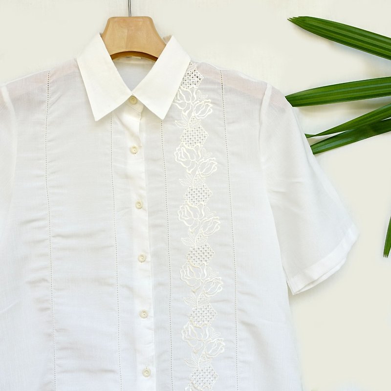 BajuTua / vintage / off-white embroidered blouse temperament transparent skin - เสื้อเชิ้ตผู้หญิง - เส้นใยสังเคราะห์ ขาว