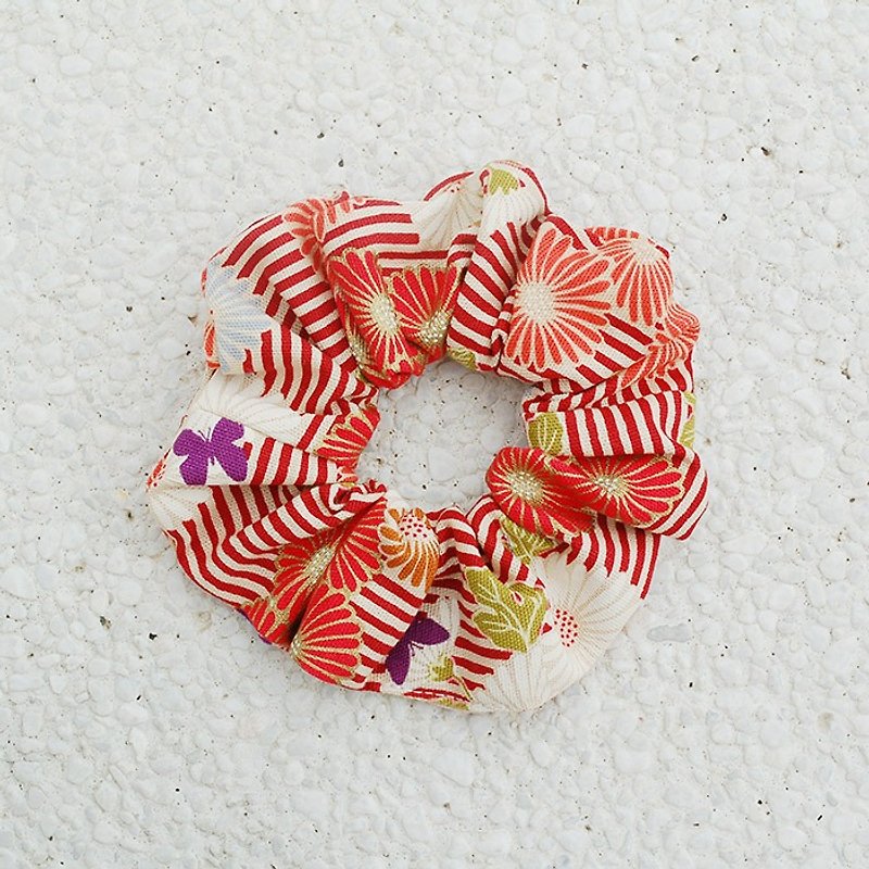 Marguerite bouquet _ red / large intestine ring donut hair ring - Hair Accessories - Cotton & Hemp Red