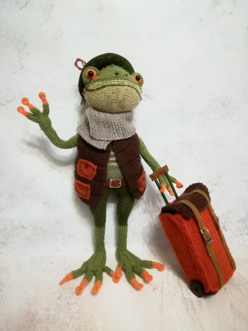 優れた品質のスーツケースを備えたぬいぐるみカエル旅行者 - 人形・フィギュア - ウール 