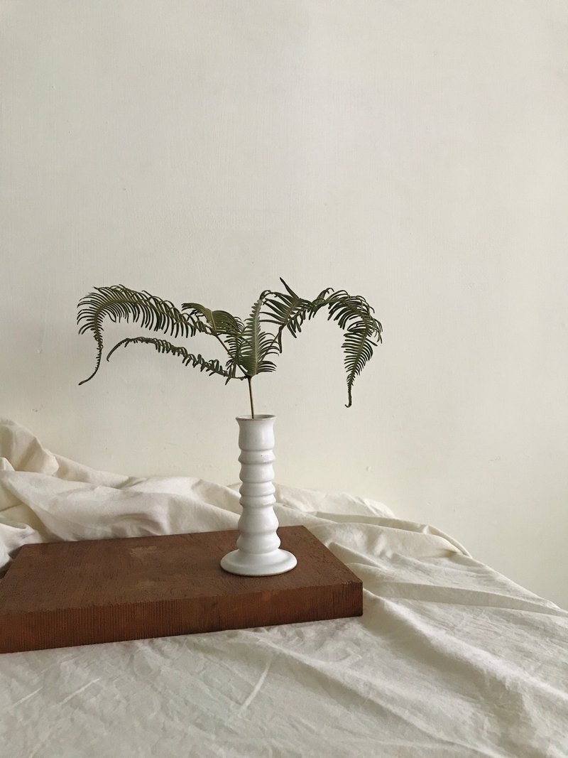 Déjà vu ceramics 陶瓷白色燭臺花器 - 花瓶/花器 - 陶 白色
