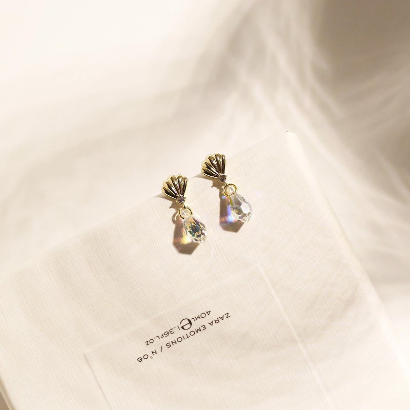 Thumb Shell Crystal Earrings - ต่างหู - คริสตัล สีทอง