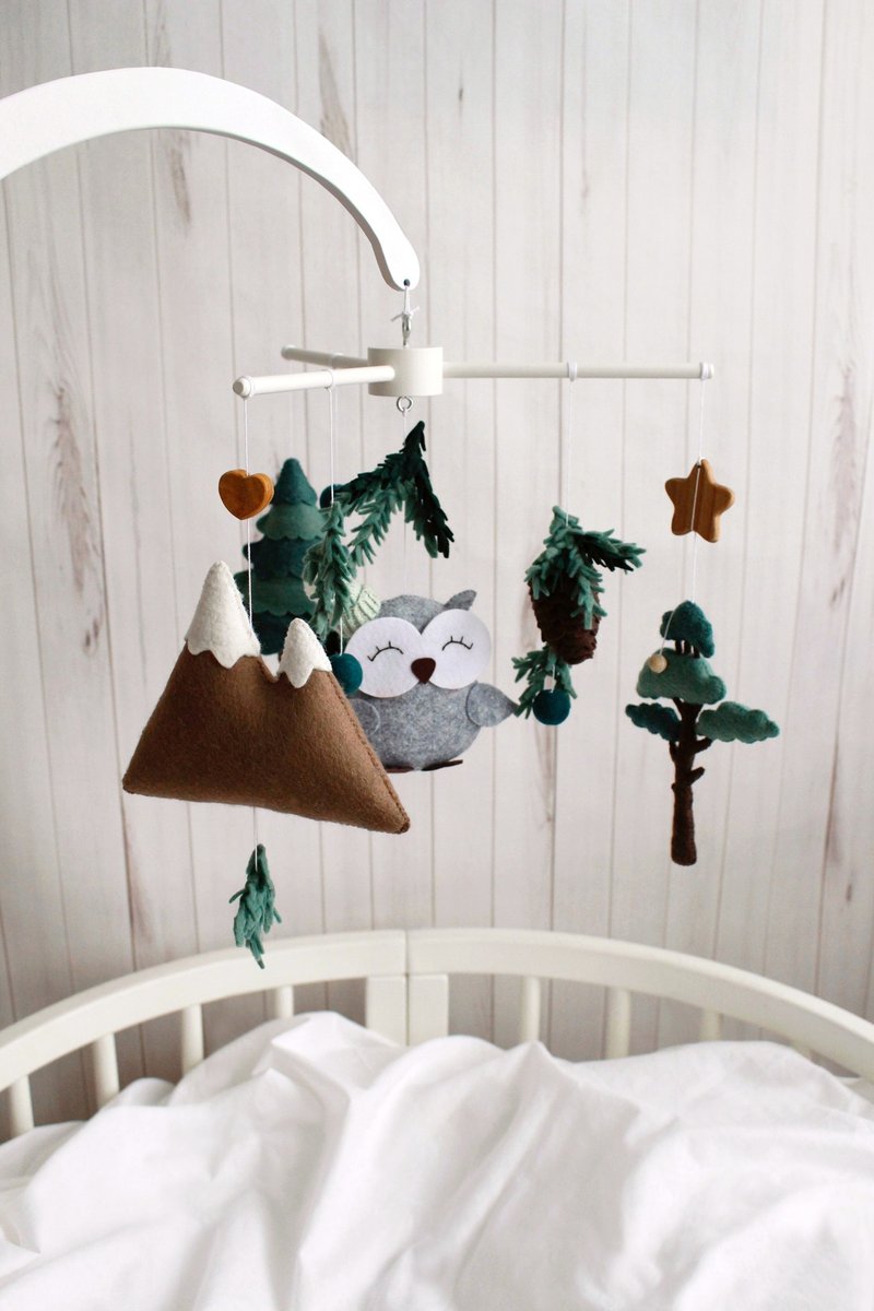 Owl in the coniferous forest felt baby crib mobile, Woodland nursery cot mobile - ของเล่นเด็ก - วัสดุอีโค หลากหลายสี