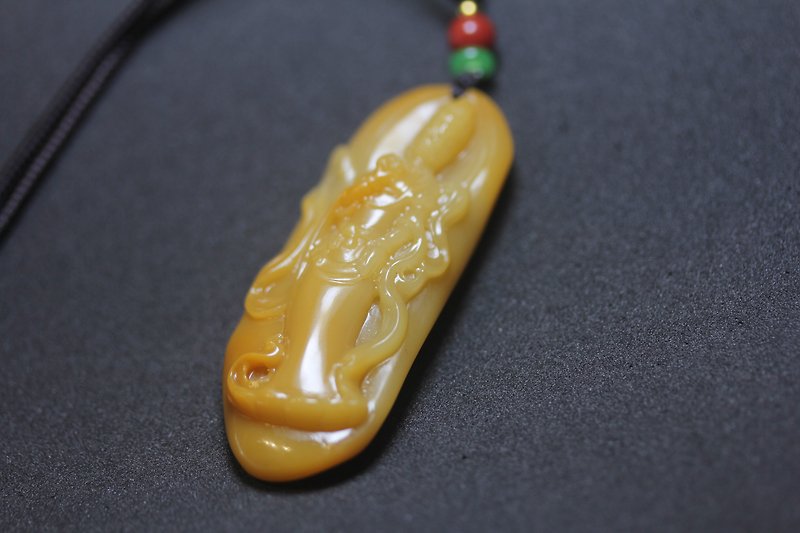 【Avalokitesvara】Natural Yellow Wax Stone Great Mercy and Great Compassion Bodhisattva Giving Gifts to Keep Safe Necklace Pendant Pendant - สร้อยคอ - หยก สีส้ม