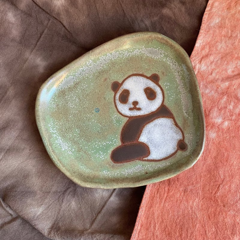 Panda plate. Pottery plate. shallow dish - จานและถาด - ดินเผา สีเขียว