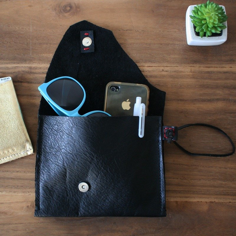 Leather Bag / Cosmetic Bag / Women Clutch. - 化妝包/收納袋 - 真皮 黑色