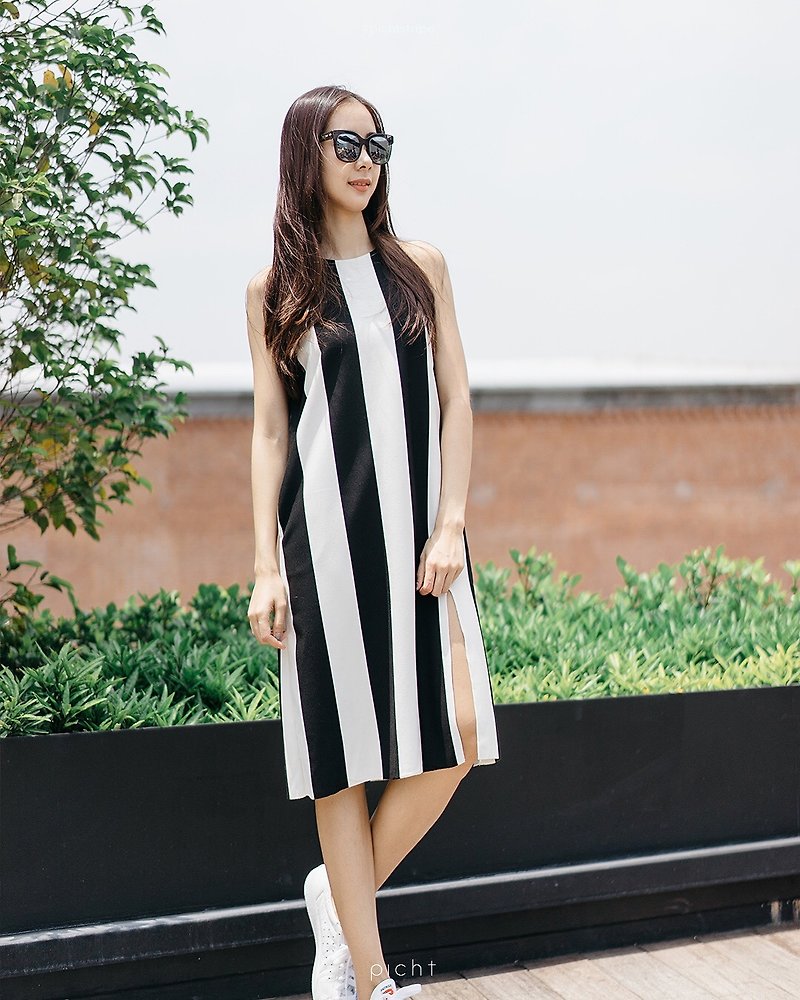 Sleeveless dress - stripe b/w - ชุดเดรส - ผ้าฝ้าย/ผ้าลินิน 