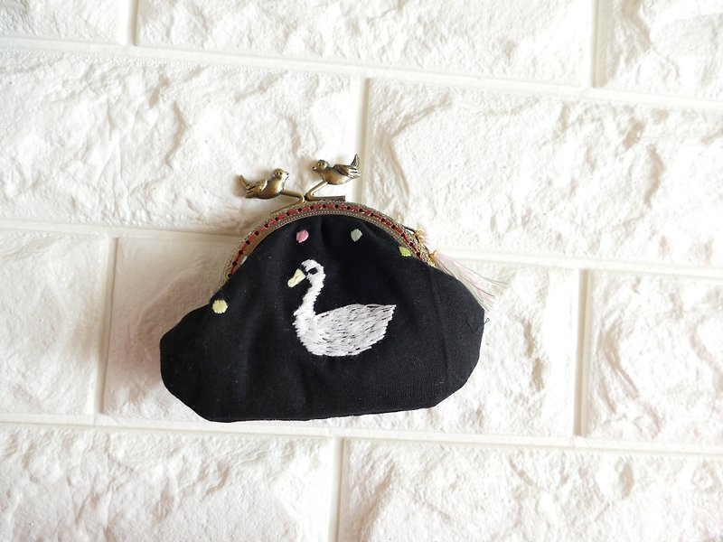 Embroidered gamaguchi swan black - กระเป๋าเครื่องสำอาง - ผ้าฝ้าย/ผ้าลินิน สีดำ