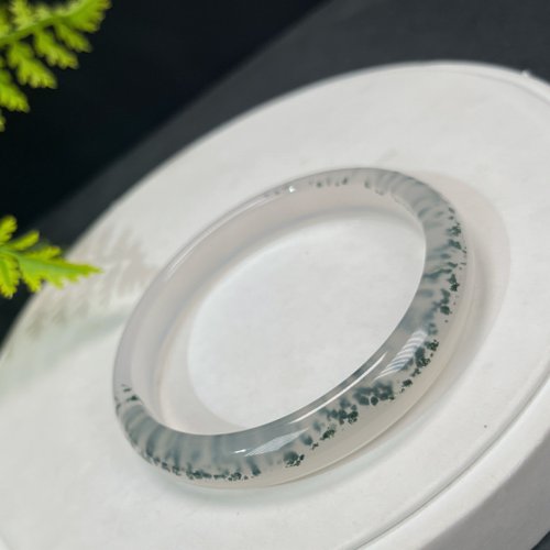 WANZAMGOK 高品質 白色瑪瑙手鐲 59MM 冰潤起剛飄綠硃砂點玉髓手環 自信魅力