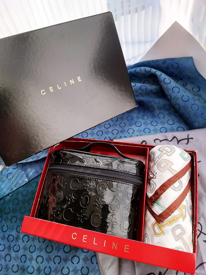 New CELINE Embossed Cosmetic Box Storage Bag Cosmetic Bag Towel Square Handkerchief Handkerchief Gift Box Set - กระเป๋าเครื่องสำอาง - ผ้าฝ้าย/ผ้าลินิน สีดำ