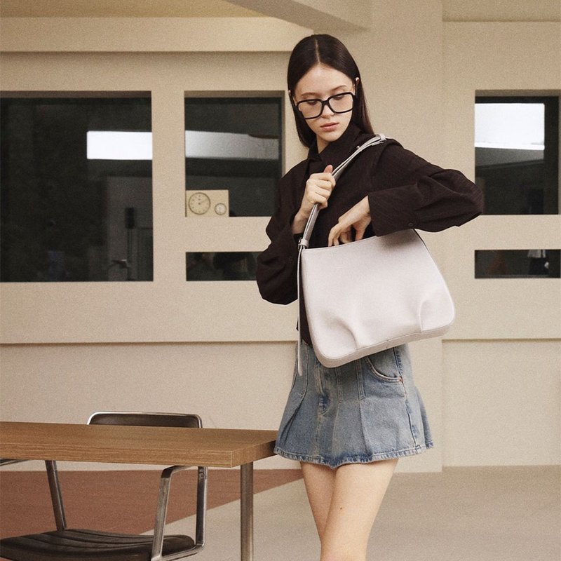 MUR Korean Att Vegan Leather Bag  (Plain Light Grey) - กระเป๋าแมสเซนเจอร์ - วัสดุอีโค 