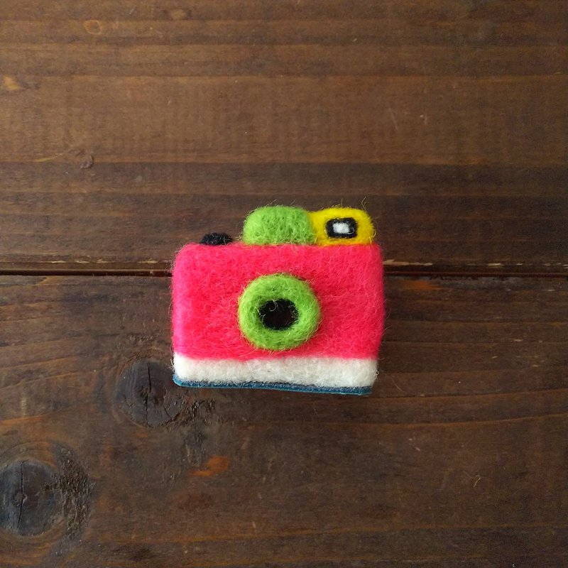 Toy Camera Brooch Pink - Brooches - Wool Pink