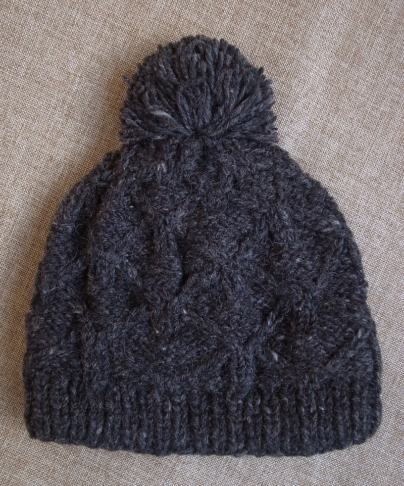 【Grooving the beats】Handmade Hand Knit Wool Beanie Hat with Pompom, Adult Fair Isle Polka Hearts, Pom Pom Hat（Red+Black） - หมวก - ขนแกะ ขาว