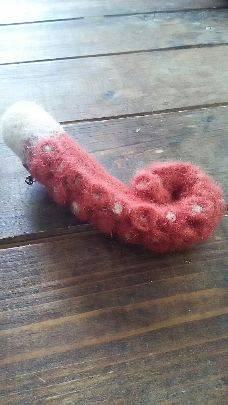 An octopus brooch - Brooches - Wool Red