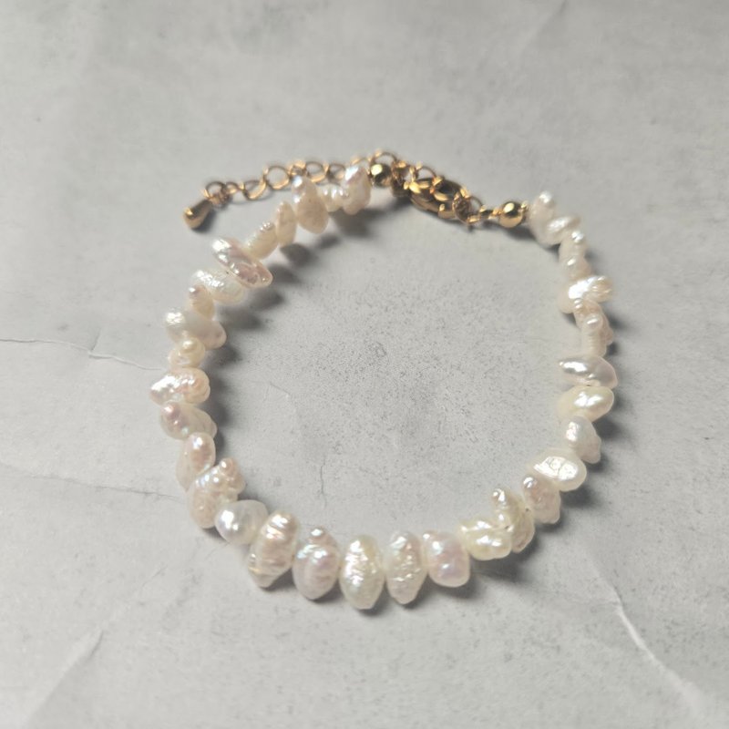 【Japan Handmade】淡水パール ブレスレット　ポテト型　Surgical Stainless　Adjustable Clasp　上品で愛らしい輝き - 手鍊/手環 - 寶石 白色