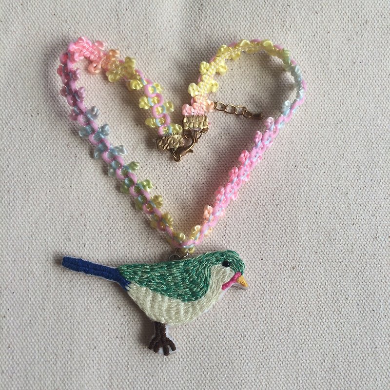 C'est trop Mignon \\ * handmade embroidery embroidery fantasy green bird necklace - Necklaces - Thread Green