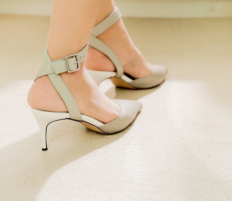 Simple winding structure, color matching sandals gray - รองเท้ารัดส้น - หนังแท้ สีเทา