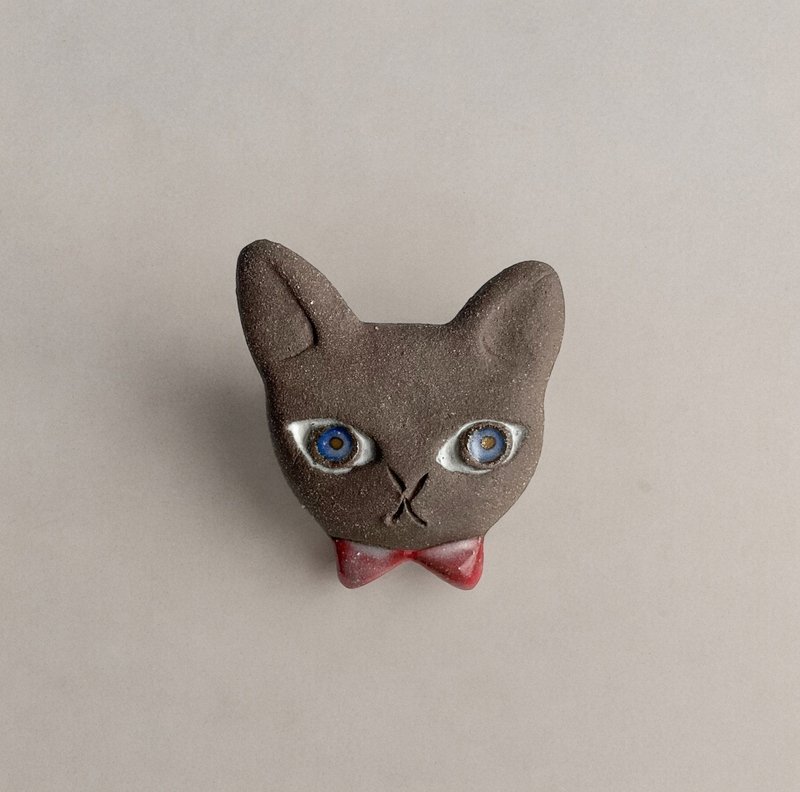 Ceramic brooch Kenji's cat - เข็มกลัด - ดินเผา สีนำ้ตาล