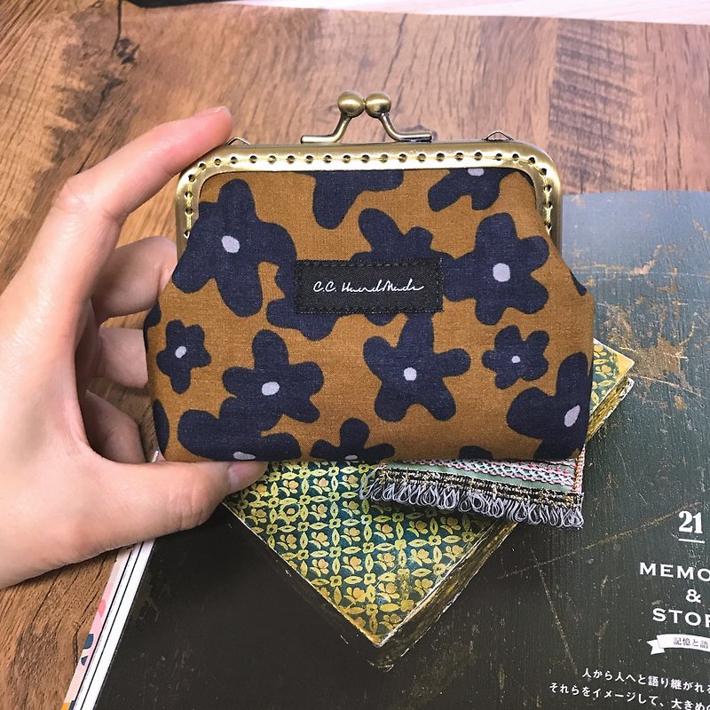 Nordic style Chrysostomy kiss lock bag/coin purse-- stay blue - Wallets - Cotton & Hemp Multicolor