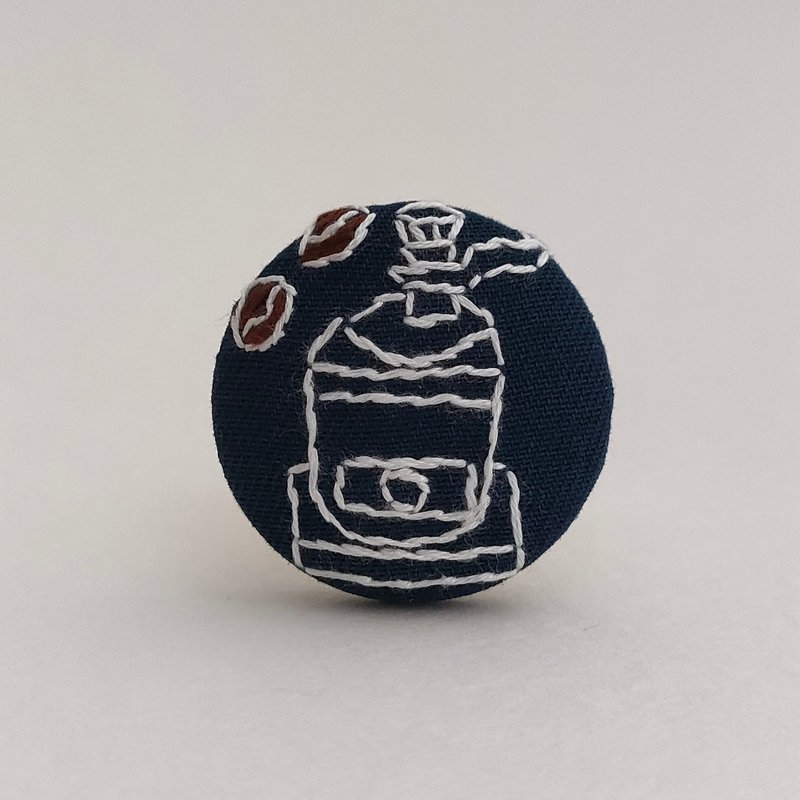 コーヒーミルの刺繍ブローチ - 胸針 - 棉．麻 白色