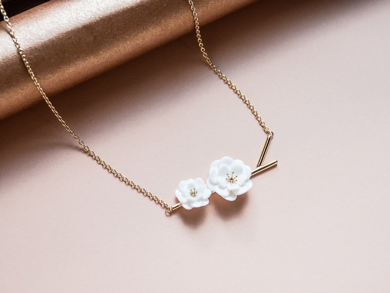 Plum Blossom Porcelain Necklace - Sterling Silver 925 - 項鍊 - 瓷 白色