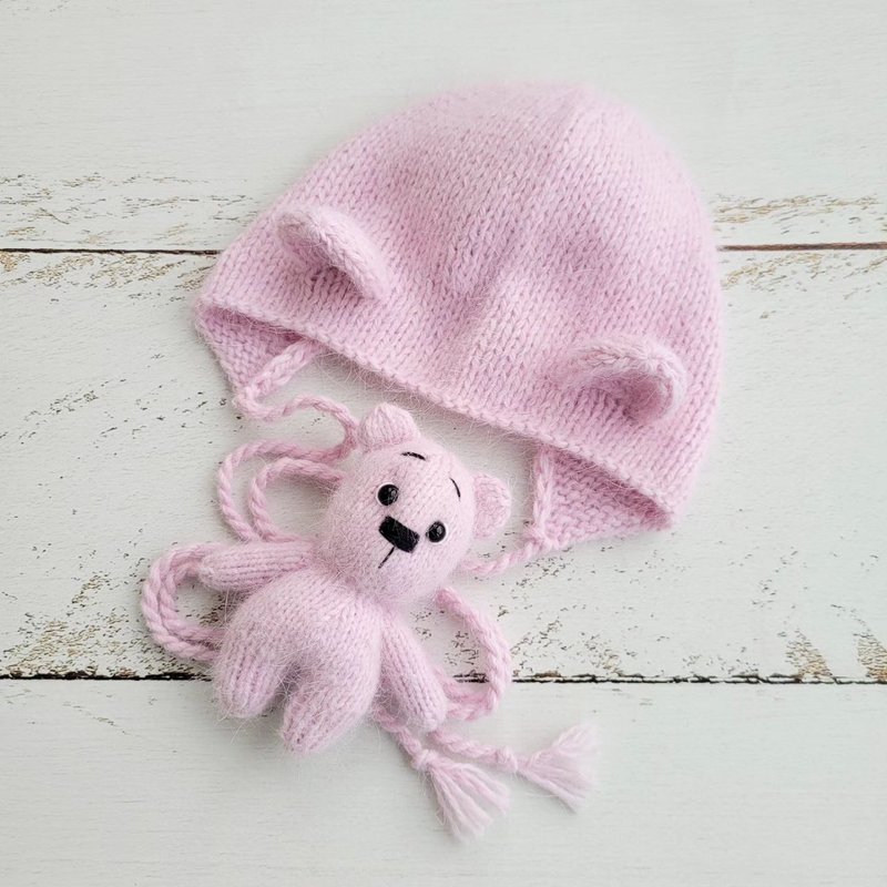 Newborn Pink Lilac Bear bonnet and stuffed toy, Knitted baby photo prop - เครื่องประดับ - ขนแกะ สึชมพู