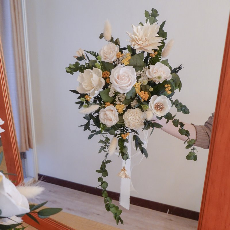 【婚禮捧花】| 客製設計 |白綠色永生花婚禮瀑布捧花 - 乾燥花/永生花 - 植物．花 白色