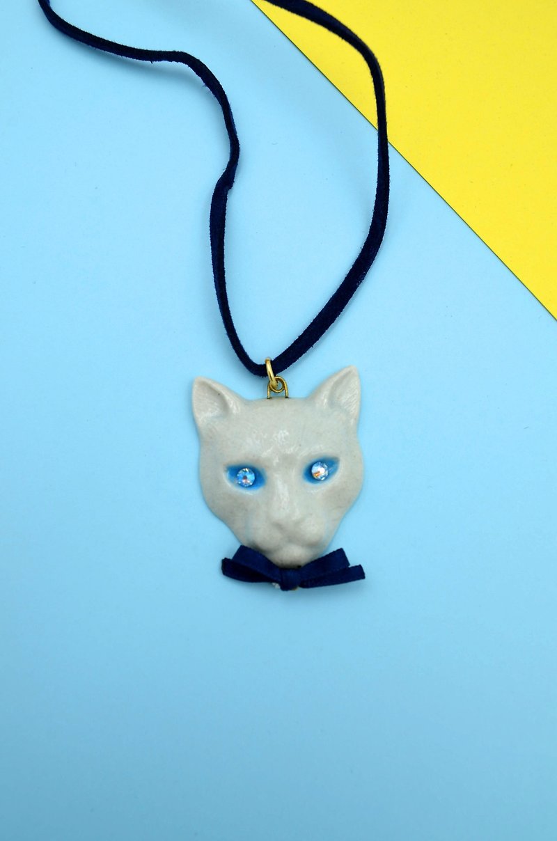 Japanese white ceramic cat necklace - สร้อยคอ - ดินเผา ขาว