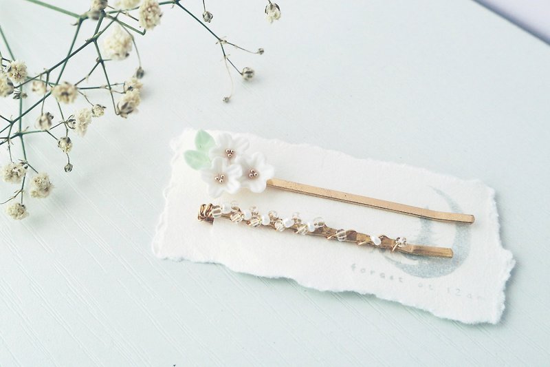 Midnight forest. 3 small flower hairpins. Plain white - Hair Accessories - Clay White