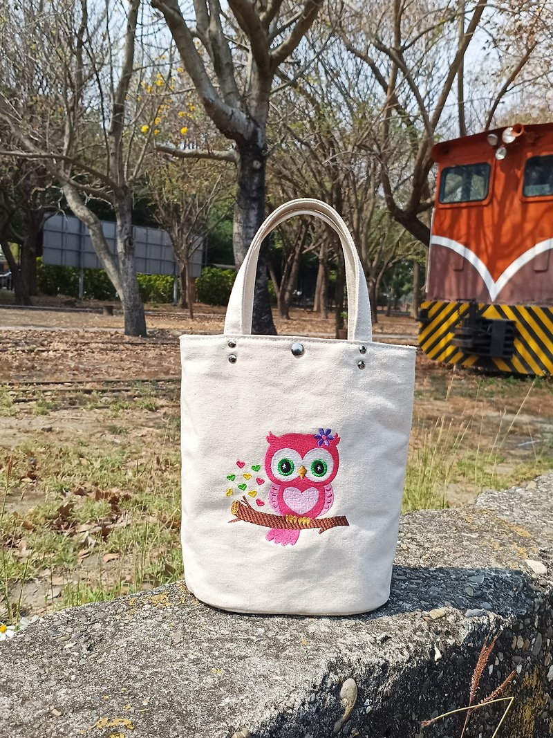 Owl embroidered small tote bag embryo cloth bag tote bag - กระเป๋าถือ - ผ้าฝ้าย/ผ้าลินิน 