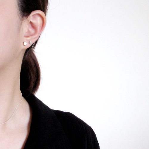 Miss Maru Jewellery 【單邊款】- 瘋狂幾何 | 4mm霧面黃銅(中)正立方體方形/塊耳環