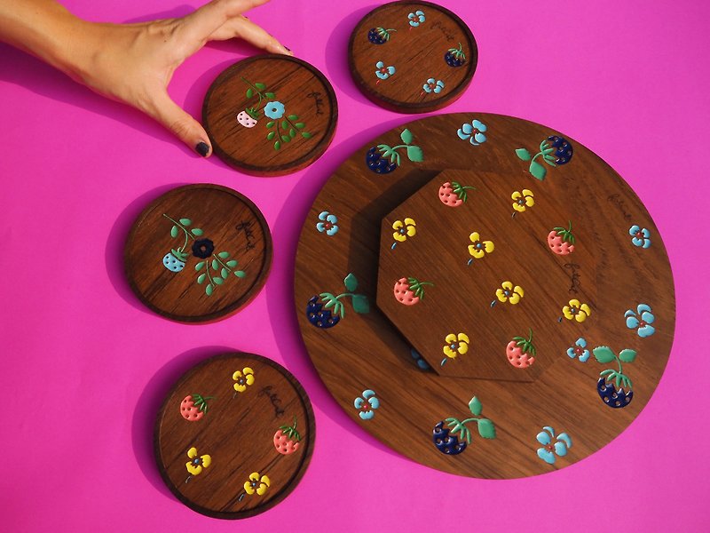 Strawberry Pansies Teak Trays and Coasters Set - จานเล็ก - ไม้ สีนำ้ตาล
