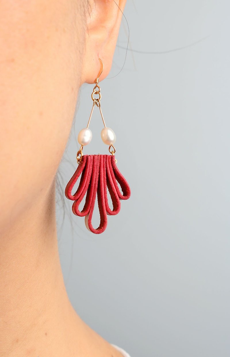 He Fei OPHIR HE vegetable tanned leather head layer cowhide handmade painting dyed earrings pink thoughts - ต่างหู - หนังแท้ 