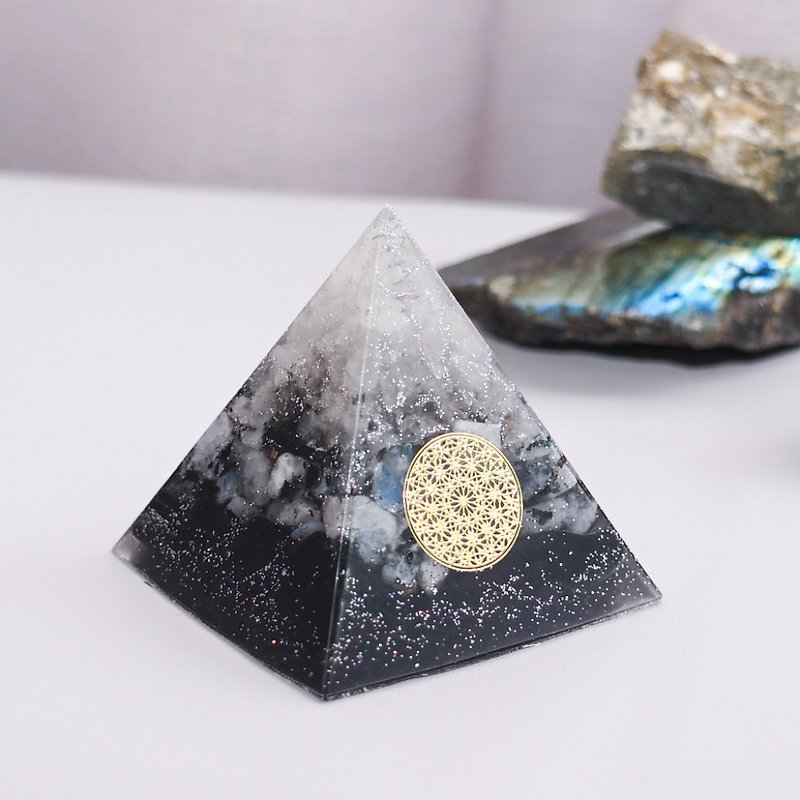 [White Crystal, Moon Stone, Obsidian] Orgonite Crystal Energy Pyramid 6x6cm - ของวางตกแต่ง - คริสตัล หลากหลายสี