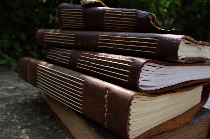 【特別保存版】手縫い革製ハンドメイドノート。手帳。日記帳。スケッチブック。N068。 - ノート・手帳 - 革 ブラウン