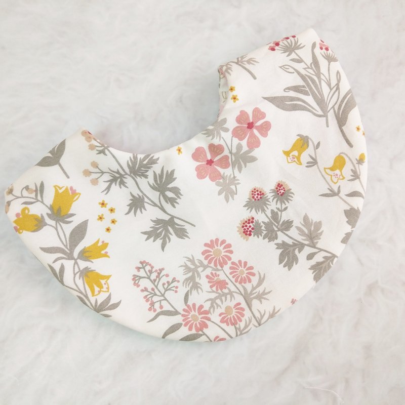 I love flowers. Bib without hem (name can be embroidered) - Bibs - Cotton & Hemp Pink