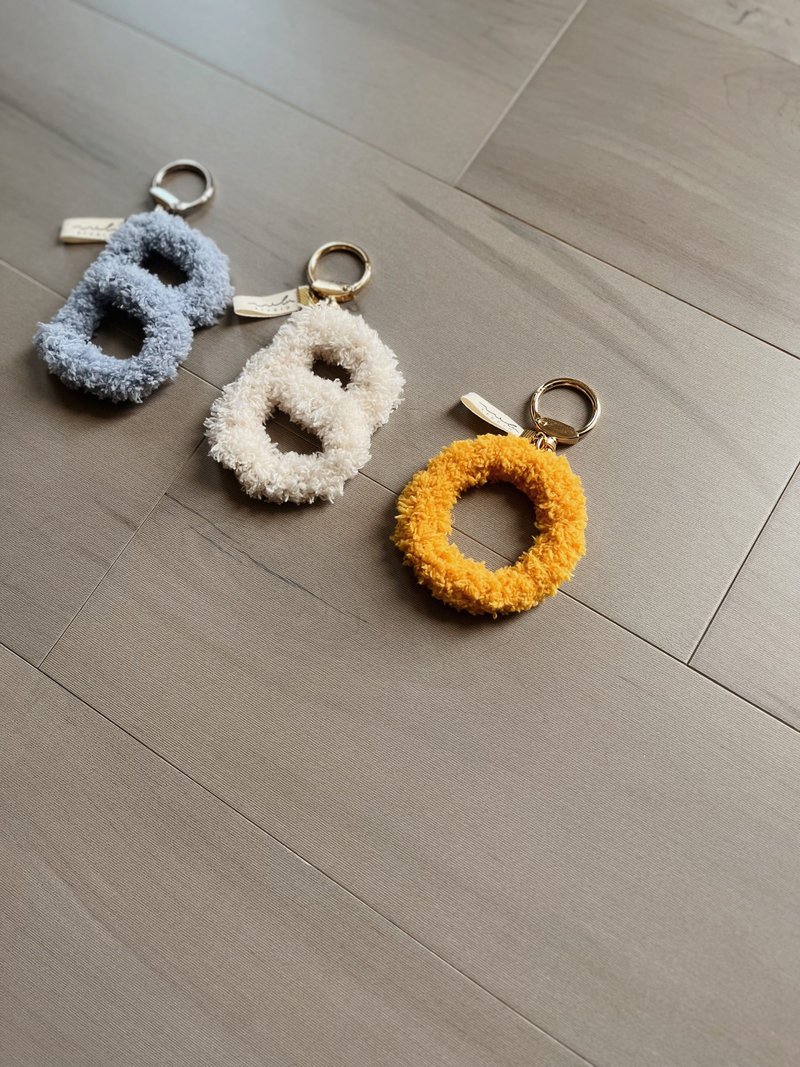 ୨୧ Walking Studio ୨୧ Furryの字-Cream l Key Ring l Charm - Keychains - Cotton & Hemp 