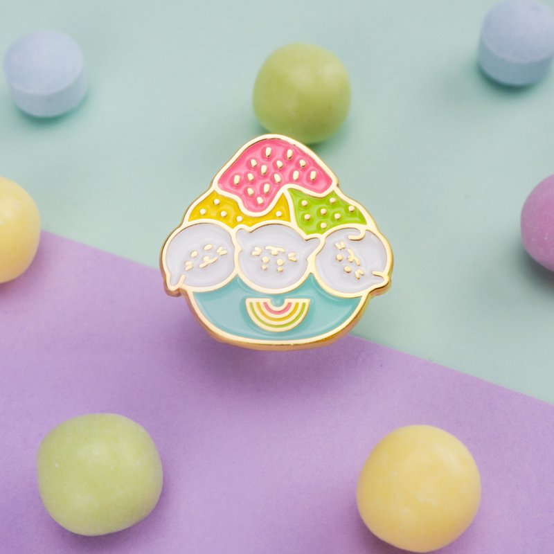 Kakigori Seals Enamel Pin – Mochi seals in japanese shaved ice | 刨冰徽章 | 甜點 | かき氷 - 胸針 - 其他金屬 多色