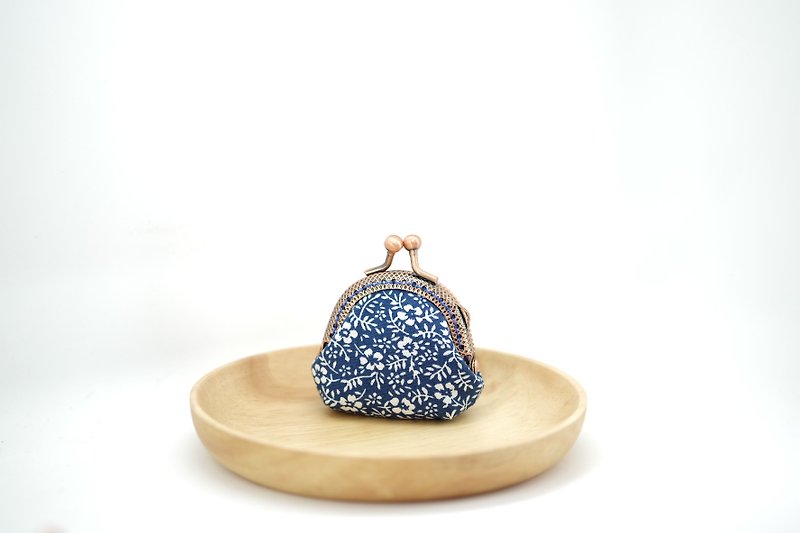 CaCa Crafts | supermini mouth gold package [blue] · flowers - กระเป๋าใส่เหรียญ - ผ้าฝ้าย/ผ้าลินิน สีน้ำเงิน