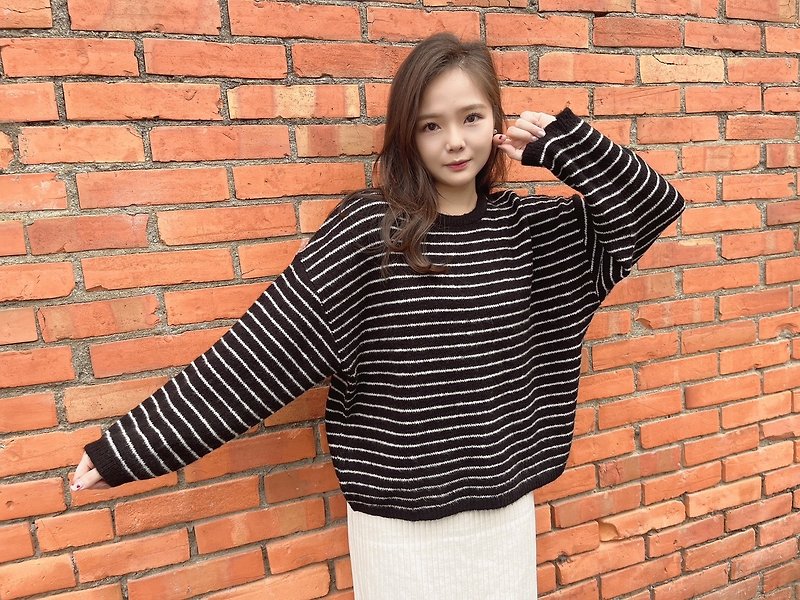 Venus Striped Slimming Top (Black) - Made in Taiwan - Knitted Sweater - Sweater - สเวตเตอร์ผู้หญิง - เส้นใยสังเคราะห์ สีดำ