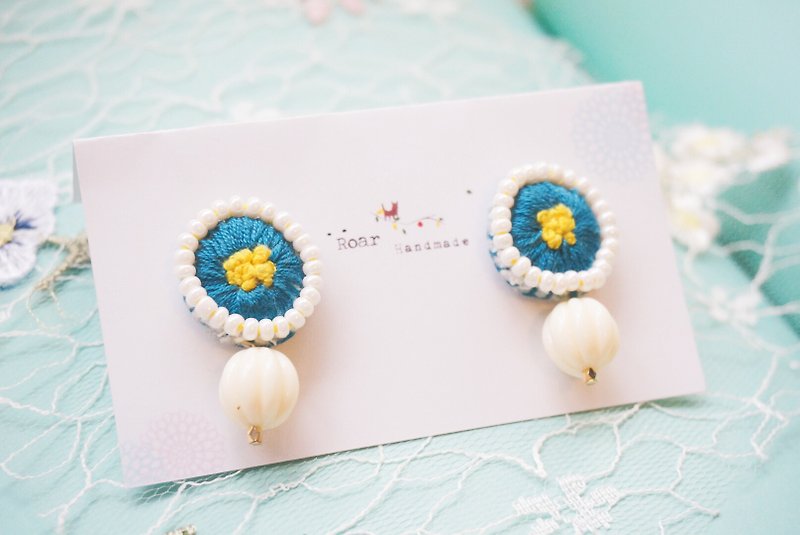 Handmade Embroidery Earrings - ต่างหู - ผ้าฝ้าย/ผ้าลินิน สีน้ำเงิน