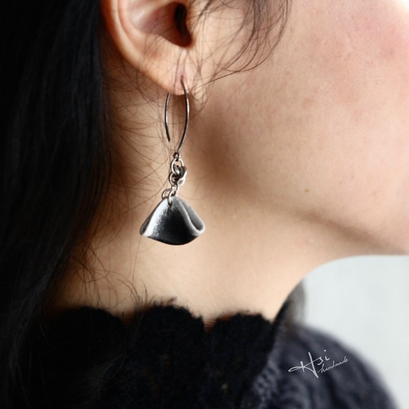 A timely gift of three-dimensional sterling silver leather earrings/material package/finished product - ต่างหู - หนังแท้ สีดำ