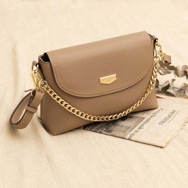 【Kim Anderson】MAUD Chain Flip Crossbody Bag-Milk Tea - กระเป๋าแมสเซนเจอร์ - หนังเทียม สีกากี