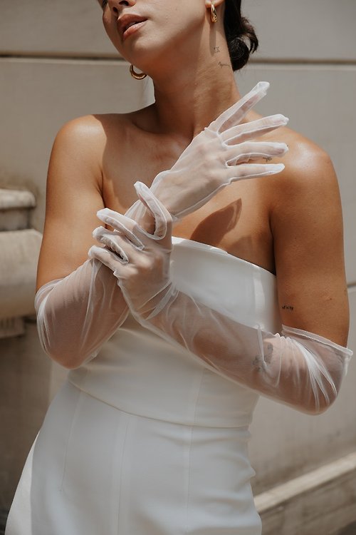 klaraloveofficial Less is More bridal gloves by Klara Love