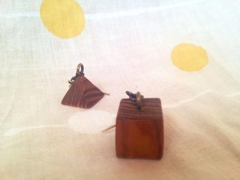 sayonarasankaku - matakiteshikaku earrings (earrings, hooks for allergies are acceptable) - ต่างหู - ไม้ สีนำ้ตาล