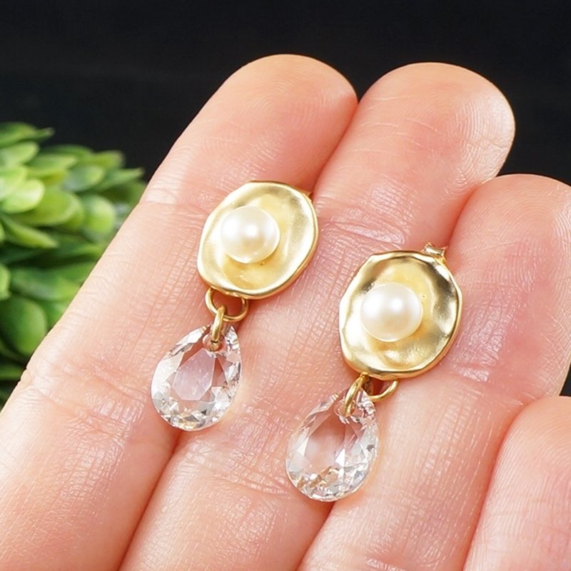 Clear Teardrop Swarovski Crystal Earrings White Pearl Golden Earrings Jewelry - 耳環/耳夾/耳骨夾 - 水晶 白色